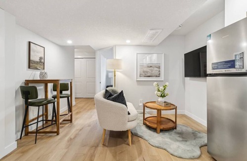 Southwest Edmonton Apartment | Discover Amore—a modern 1-bedroom lower suite with private entrance, full kitchen, in-suite laundry, Wi-Fi, and smart TV. Located in a quiet neighbourhood near a coffee shop and pharmacy, it’s ideal for solo travelers or couples.