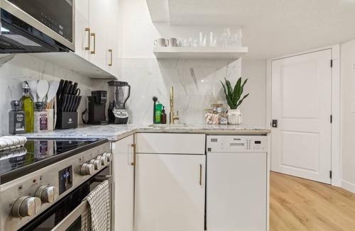 Southwest Edmonton Apartment | Discover Amore—a modern 1-bedroom lower suite with private entrance, full kitchen, in-suite laundry, Wi-Fi, and smart TV. Located in a quiet neighbourhood near a coffee shop and pharmacy, it’s ideal for solo travelers or couples.