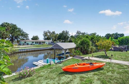 Englewood South House | Dockside Delight Waterfront Gulf Access 4 mins to Beach