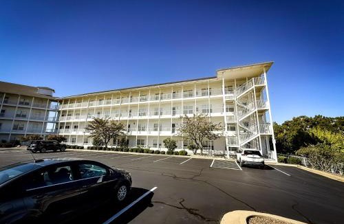 Almont House | Dog Daze Lakefront Condo 3 Bed and 2 Bath
