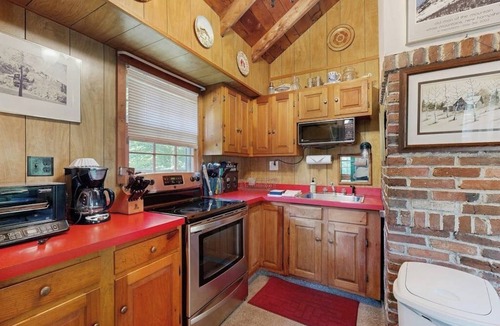 Franconia House | Dog-friendly & charming mountain chalet w/fireplace
