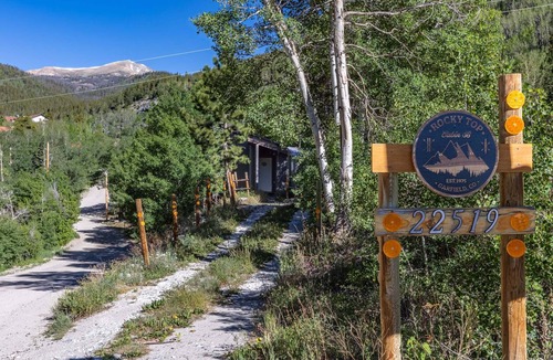 Garfield Cabin | Dog Friendly Close to Monarch Mountain King Bed