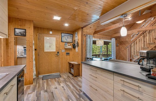 Garfield Cabin | Dog Friendly Close to Monarch King Beds