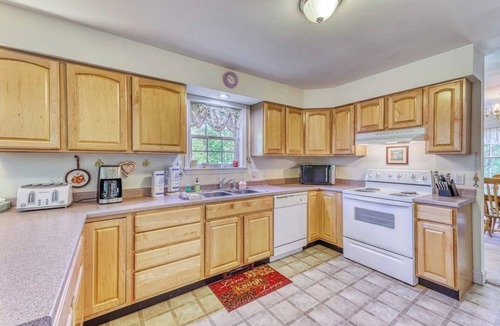 Franconia House | Dog-friendly country home w/jetted tub, backyard & grill
