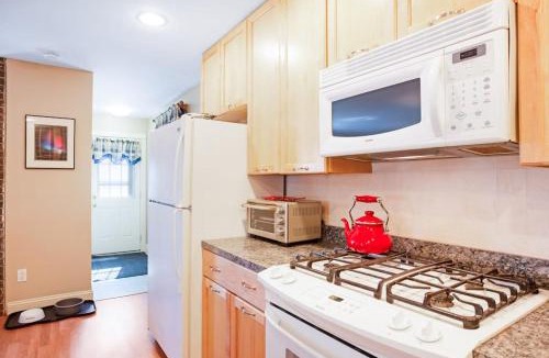 Seal Cove House | Dog-friendly home in great locale close to the ocean with yard, streaming, W/D