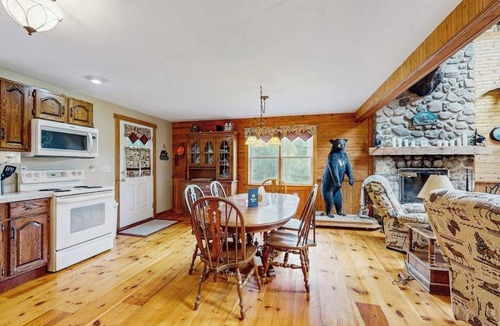 Jefferson House | Dog-friendly home with huge yard - near swimming hole, snowmobiling