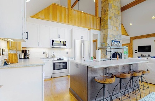 Jackson House | Dog-friendly home with Mt. Washington view, firepit, WiFi, & deck