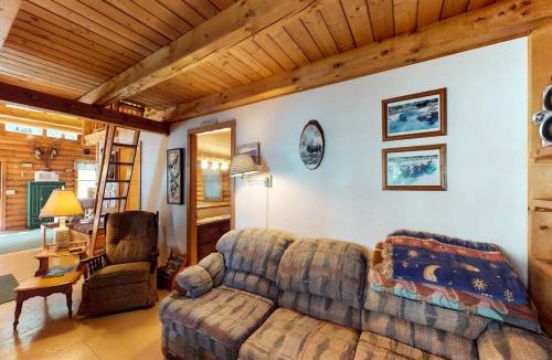 Rockwood House | Dog-Friendly Lakefront Log Cabin with Peaceful Atmosphere, Dock & Boat Launch
