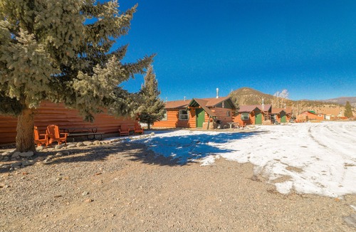 South Fork Cabin | Dog-friendly lodge cabin near dining & shopping w/shared grill & mountain views
