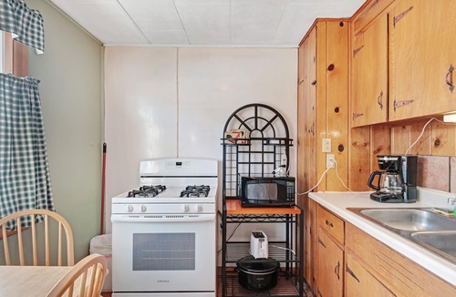 South Fork Cabin | Dog-friendly log cabin with WiFi, entertainment, easy ski access & on-site pool