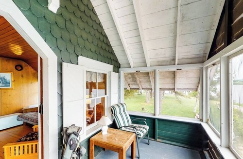 Charlotte Cottage | Dog-friendly, porch, kayaks, & million dollar views - right on the water
