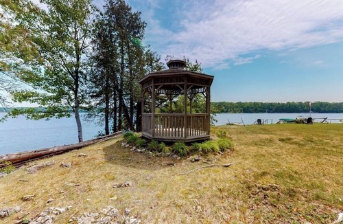 Charlotte Cottage | Dog-friendly, porch, kayaks, & million dollar views - right on the water