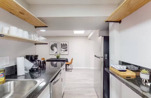 Pueblo Alto Apartment | ⟫ Dog Run & Courtyard 2 Bedroom Apt w/King Bed W&D