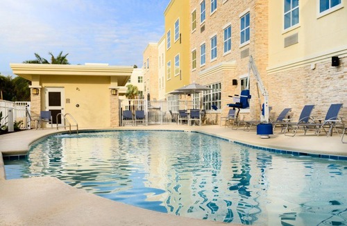 Vero Beach South Apartment | Double Qn Studio w/Free Breakfast | Pool Access