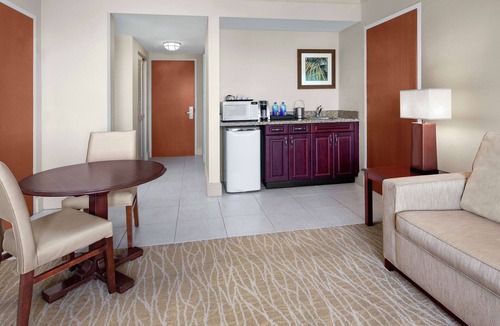 Sunrise Hotel | DoubleTree by Hilton Sunrise - Sawgrass Mills