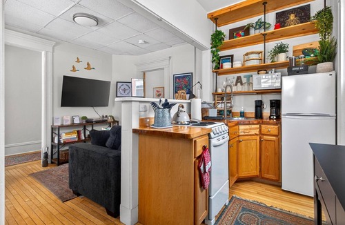 Old North End Apartment | Downtown 1BR - 5 min walk to Church St Dining and Shops - 1st Floor & Parking