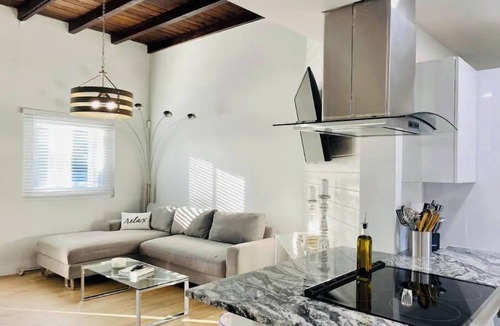 Pinewood Park Villa | Downtown Allure