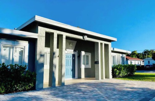 Pinewood Park Villa | Downtown Allure