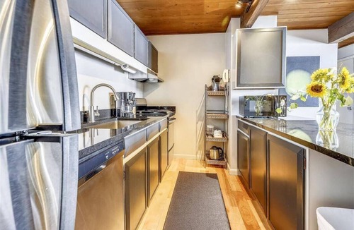 Downtown Condo | Downtown Aspen 2BR - Steps from lifts!