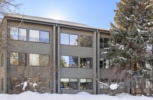 Aspen Condo | Downtown Aspen! Aspen Mountain & Cowhide! Full Kitchen, Quiet, Parking!