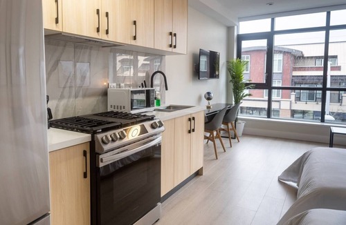 South Newton Apartment | Downtown Condo near Vancouver Skytrain