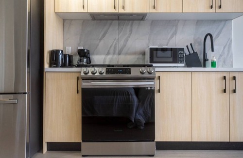South Newton Apartment | Downtown Condo near Vancouver Skytrain
