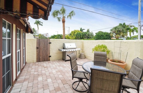 Delray Beach Cottage | Downtown Delray cottage w/GOLF CART & Beach Pass! Walk to Atlantic Ave & Tennis.