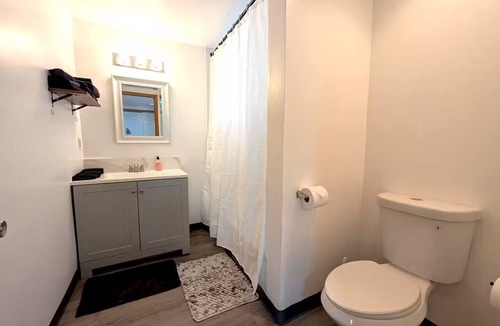 Barelas House | Downtown District - Modern Apt Yard, King Bed, W/D