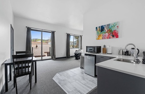 Spearfish Apartment | Downtown Executive Apartment - Alum