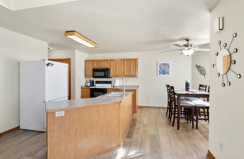 Loveland House | Downtown Getaway - Dog & Family Friendly!