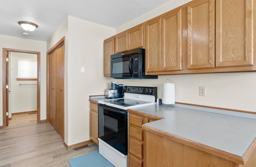Loveland House | Downtown Getaway - Dog & Family Friendly!