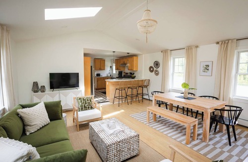 Williamstown House | Downtown Hideaway - Sleeps 8 - Perfect for Groups