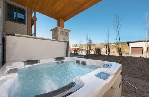Fraser House | Downtown HOT TUB Walkable