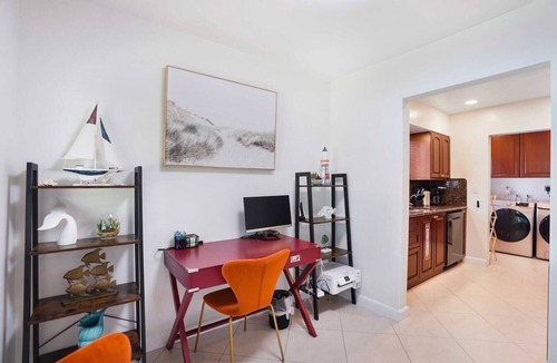 Downtown Hollywood House | Downtown HWD Golf Retreat | Backyard + Near Beach