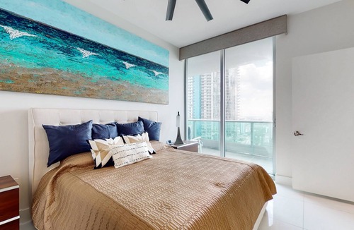 Town Square Condo | Downtown Miami - Luxury 2 Bdrm/3.5 Bath condo with Amazing Bay Views.