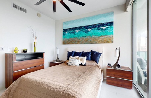 Town Square Condo | Downtown Miami - Luxury 2 Bdrm/3.5 Bath condo with Amazing Bay Views.