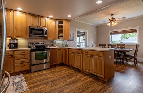 Powell House | Downtown Powell Place- Walk to Downtown, large corner lot