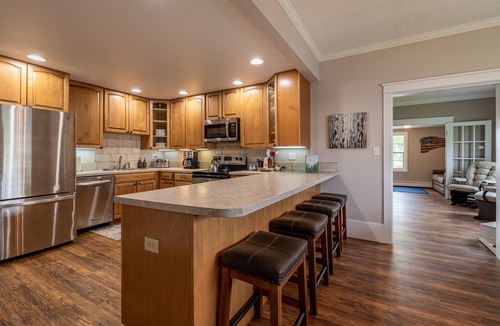 Powell House | Downtown Powell Place- Walk to Downtown, large corner lot