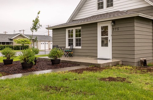 Powell House | Downtown Powell Place- Walk to Downtown, large corner lot