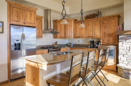 Bear Crossing House | Downtown WP Chalet 1415 I Private Hot Tub I Great Views I Bunk Room I Discounted Attractions