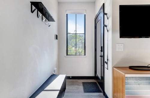 Winter Park House | Downtown WP Loft 21 I Rooftop Hot Tub & Lounge I Great Views I Bunks I Discounted Attractions
