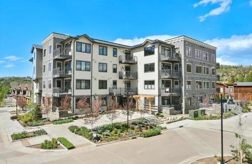 Winter Park House | Downtown WP Loft 308 I Huge Hot Tub I Great Views I Activity Program