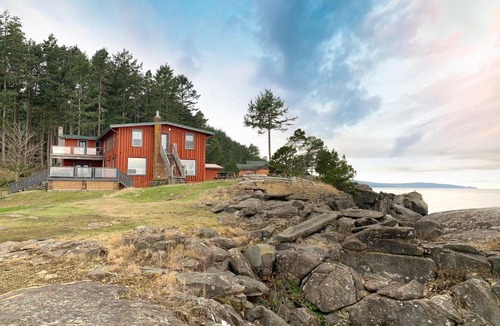 Regional District of Nanaimo Hotel | Dragon's Lodge