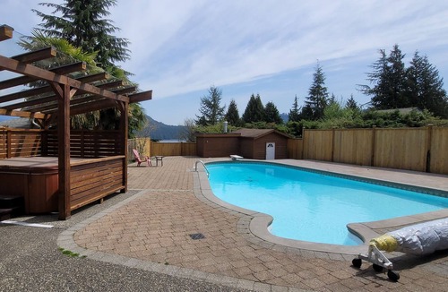 Dollarton House | Dream Vacation House with Stunning View
