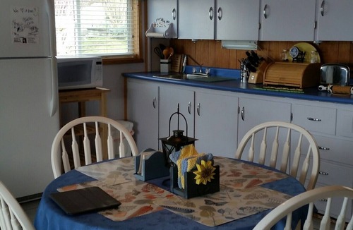 Anglemont Cabin | Dream Vacation On The Lake, Family Friendly. Right on the beach.