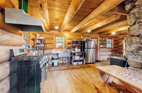 Franconia House | Dreamy, dog-friendly cabin home near Cannon Mountain Ski Resort