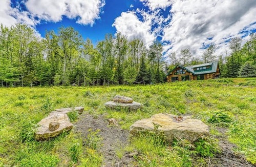 Franconia House | Dreamy, dog-friendly cabin home near Cannon Mountain Ski Resort
