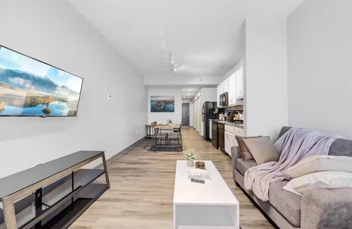 Cleveland Apartment | DT · Gym · Pet Friendly · 1 Bus to Clinic or CSU
