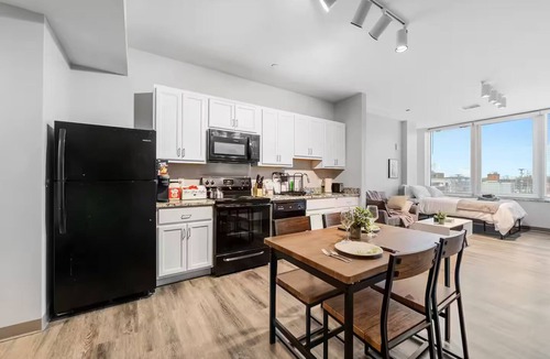Cleveland Apartment | DT · Gym · Pet Friendly · 1 Bus to Clinic or CSU