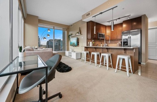 Victoria Park Apartment | DT Views | Walk to Saddledome| 2BR | UG Parking|AC